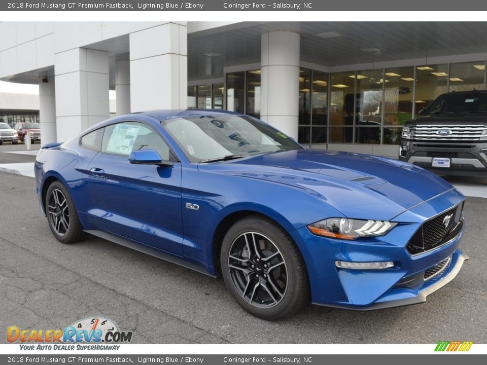 Front 3/4 View of 2018 Ford Mustang GT Premium Fastback Photo #1