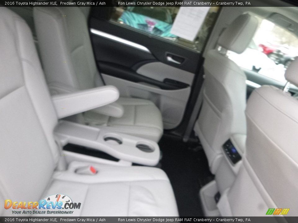 2016 Toyota Highlander XLE Predawn Gray Mica / Ash Photo #10