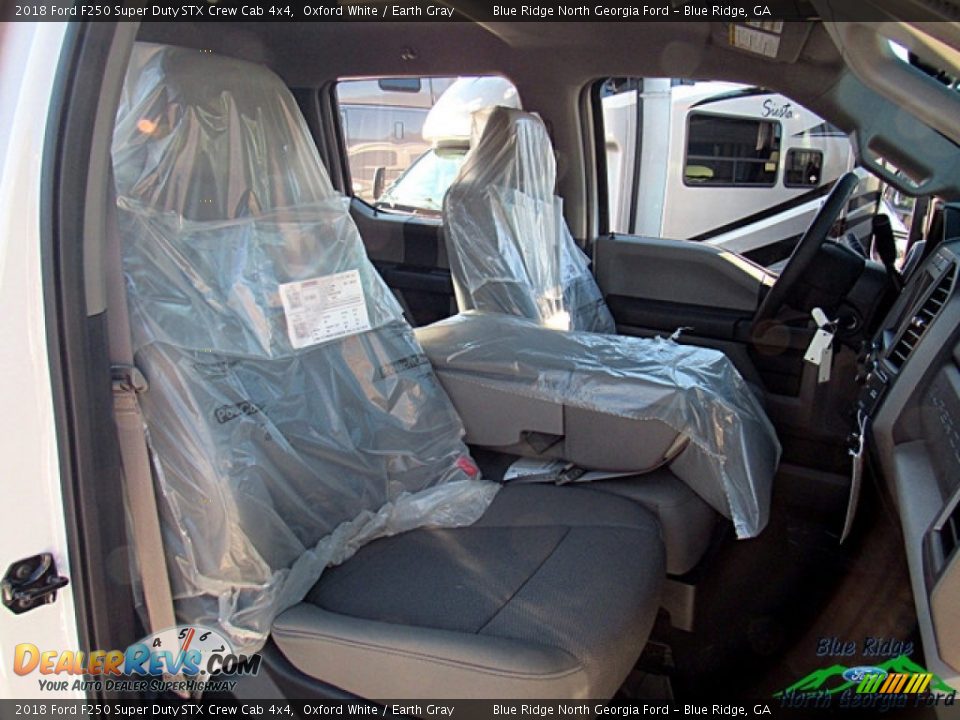 2018 Ford F250 Super Duty STX Crew Cab 4x4 Oxford White / Earth Gray Photo #11