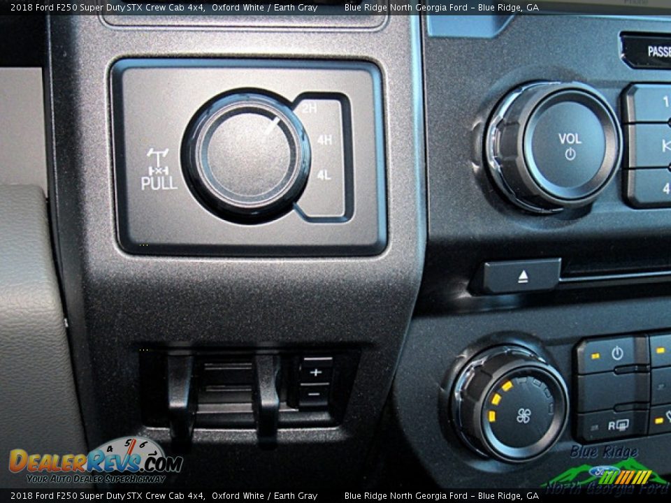 2018 Ford F250 Super Duty STX Crew Cab 4x4 Oxford White / Earth Gray Photo #23