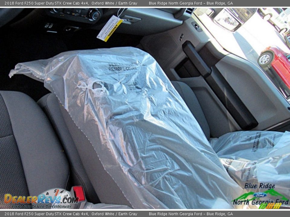 2018 Ford F250 Super Duty STX Crew Cab 4x4 Oxford White / Earth Gray Photo #27