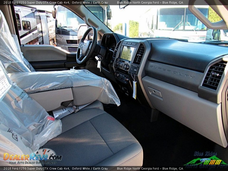 2018 Ford F250 Super Duty STX Crew Cab 4x4 Oxford White / Earth Gray Photo #33