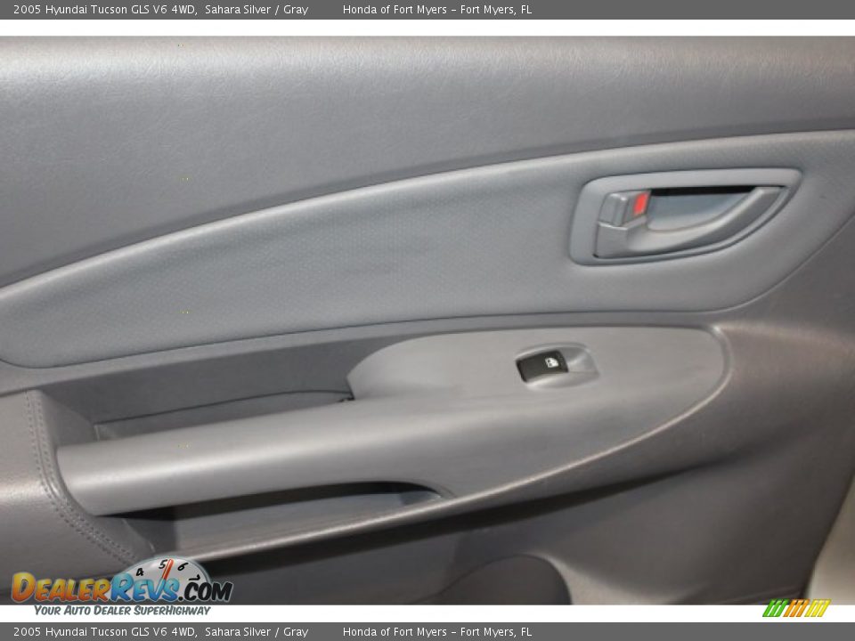2005 Hyundai Tucson GLS V6 4WD Sahara Silver / Gray Photo #28