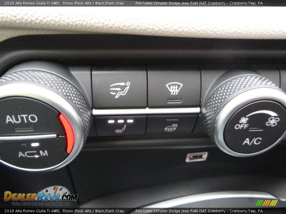 2018 Alfa Romeo Giulia Ti AWD Rosso (Red) Alfa / Black/Dark Gray Photo #28