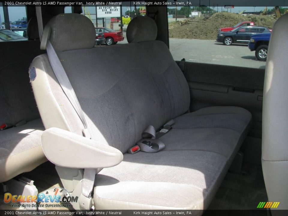 2001 Chevrolet Astro LS AWD Passenger Van Ivory White / Neutral Photo #13