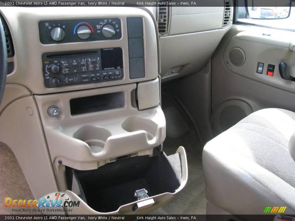 2001 Chevrolet Astro LS AWD Passenger Van Ivory White / Neutral Photo #17