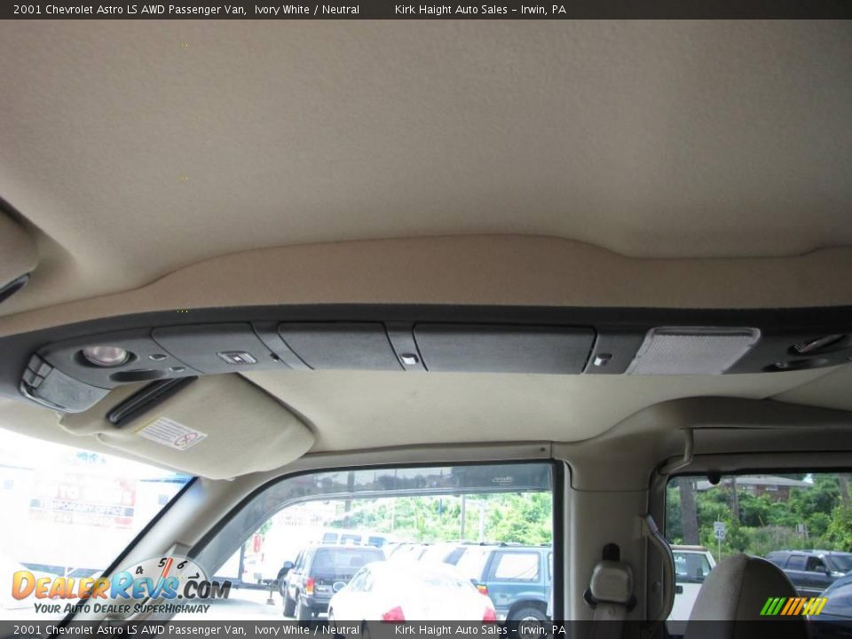 2001 Chevrolet Astro LS AWD Passenger Van Ivory White / Neutral Photo #18