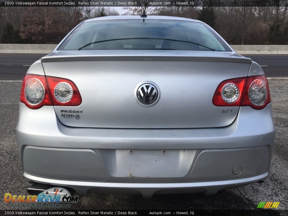 2009 Volkswagen Passat Komfort Sedan Reflex Silver Metallic / Deep Black Photo #4