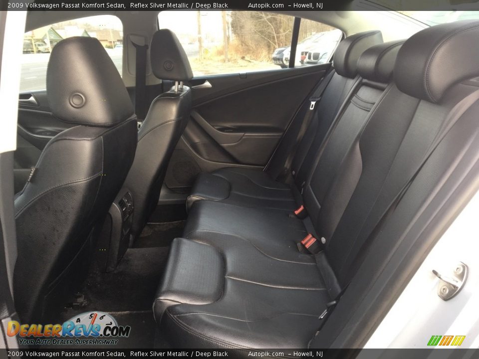 2009 Volkswagen Passat Komfort Sedan Reflex Silver Metallic / Deep Black Photo #10