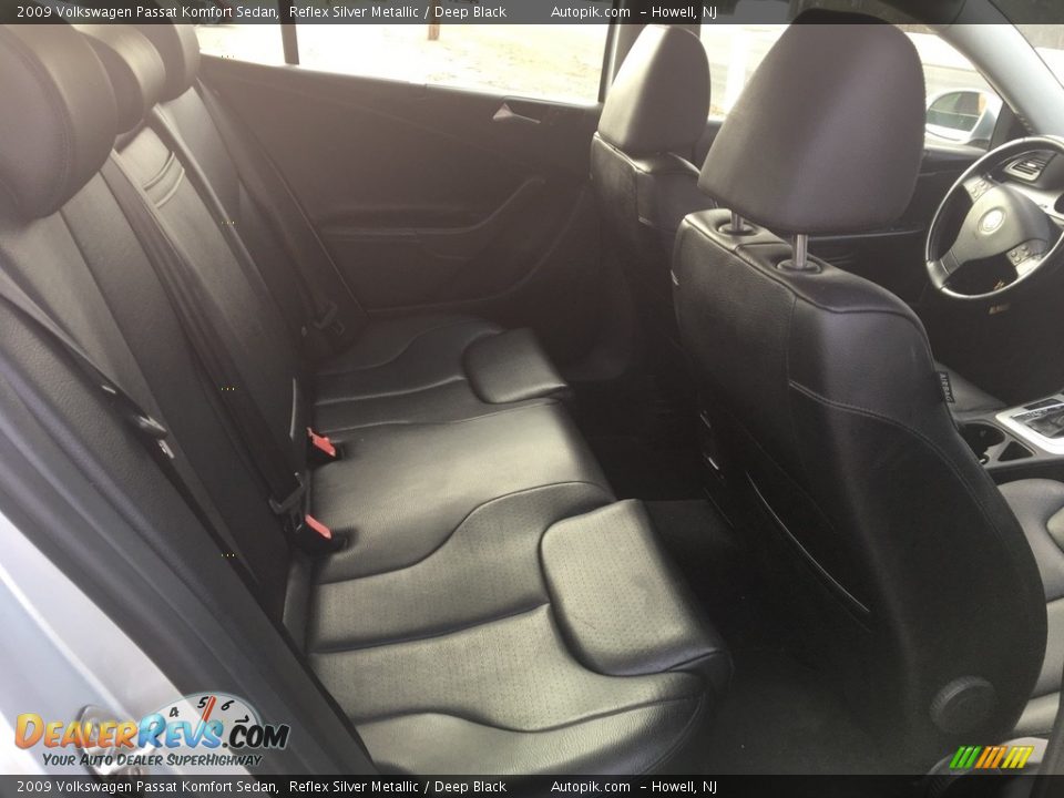 2009 Volkswagen Passat Komfort Sedan Reflex Silver Metallic / Deep Black Photo #11