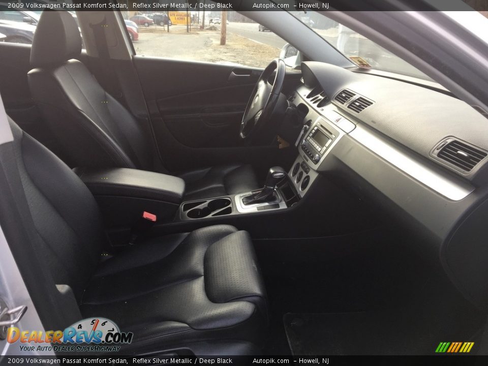 2009 Volkswagen Passat Komfort Sedan Reflex Silver Metallic / Deep Black Photo #12
