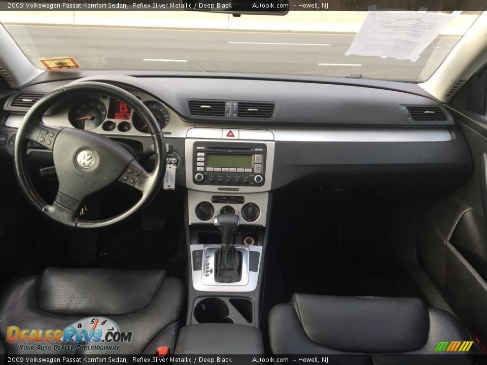2009 Volkswagen Passat Komfort Sedan Reflex Silver Metallic / Deep Black Photo #13
