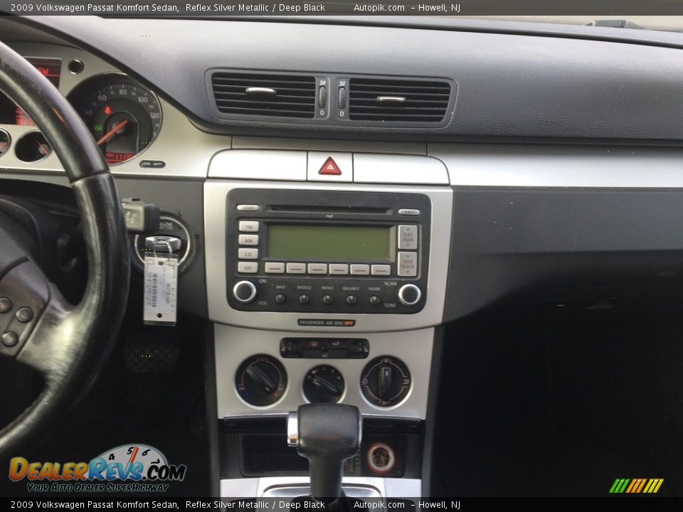 2009 Volkswagen Passat Komfort Sedan Reflex Silver Metallic / Deep Black Photo #14