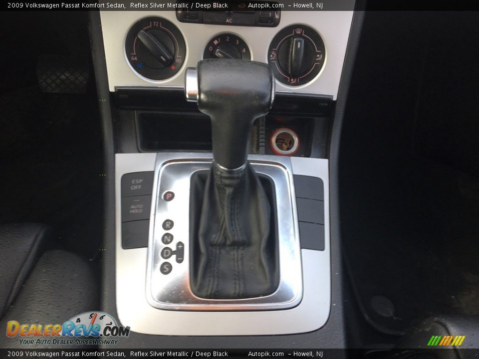 2009 Volkswagen Passat Komfort Sedan Reflex Silver Metallic / Deep Black Photo #16