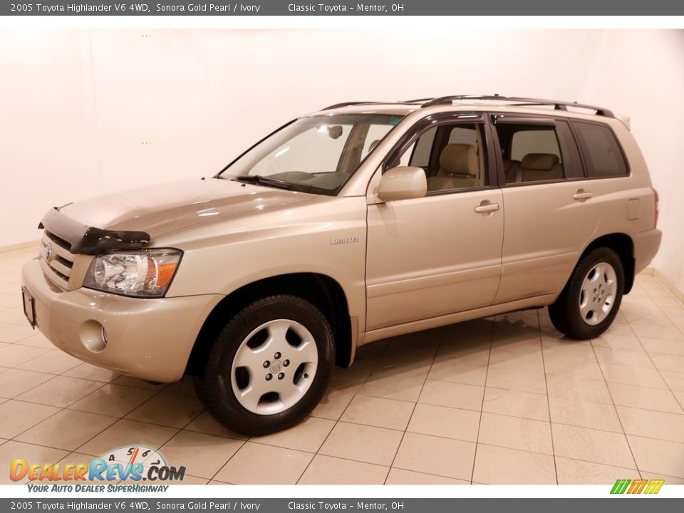2005 Toyota Highlander V6 4WD Sonora Gold Pearl / Ivory Photo #3