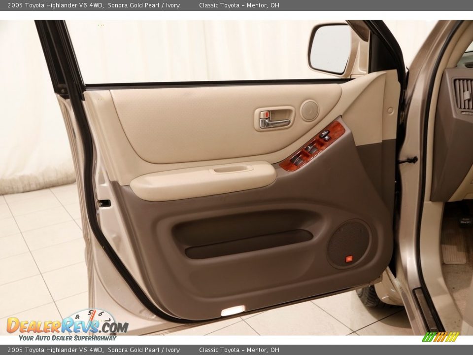 2005 Toyota Highlander V6 4WD Sonora Gold Pearl / Ivory Photo #4