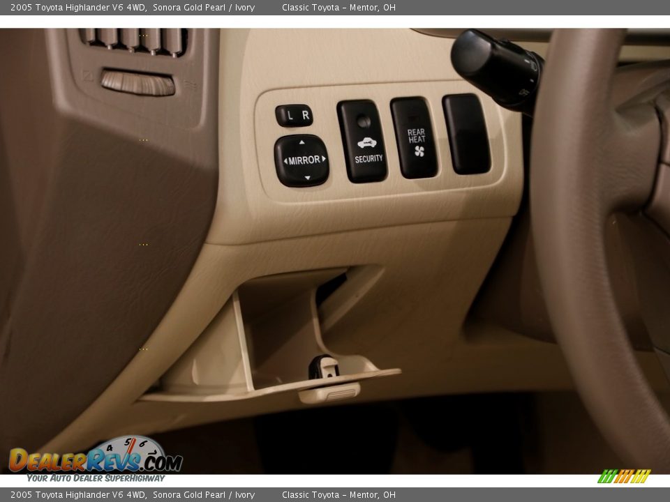 2005 Toyota Highlander V6 4WD Sonora Gold Pearl / Ivory Photo #5
