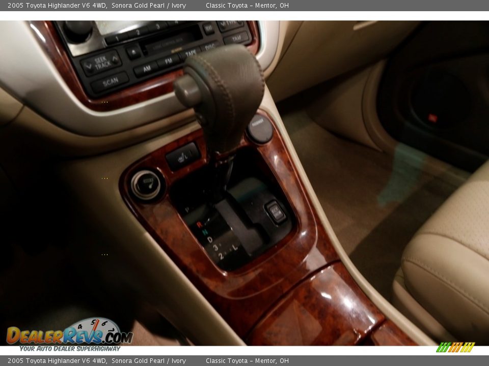 2005 Toyota Highlander V6 4WD Sonora Gold Pearl / Ivory Photo #12