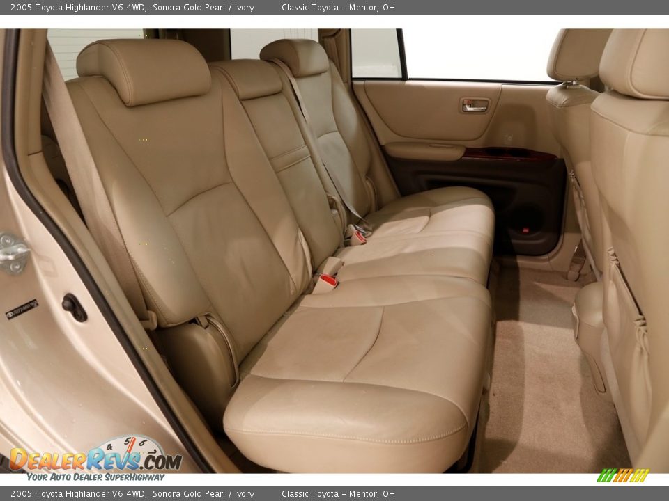 2005 Toyota Highlander V6 4WD Sonora Gold Pearl / Ivory Photo #16