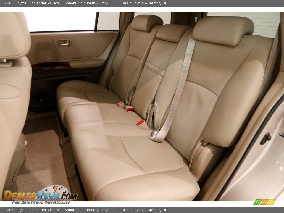 2005 Toyota Highlander V6 4WD Sonora Gold Pearl / Ivory Photo #17