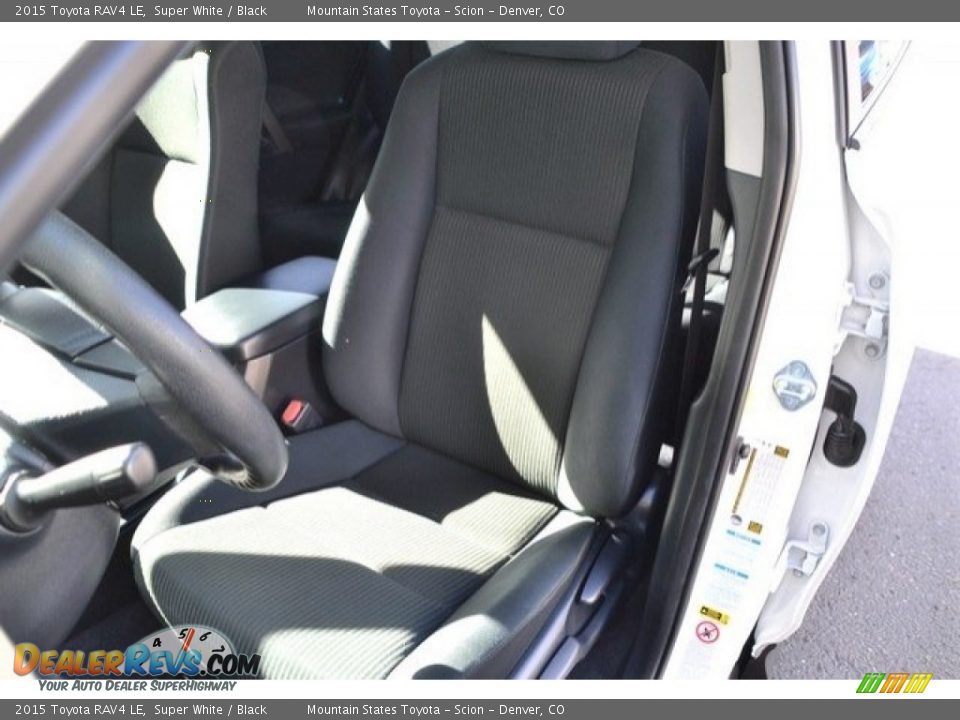2015 Toyota RAV4 LE Super White / Black Photo #12