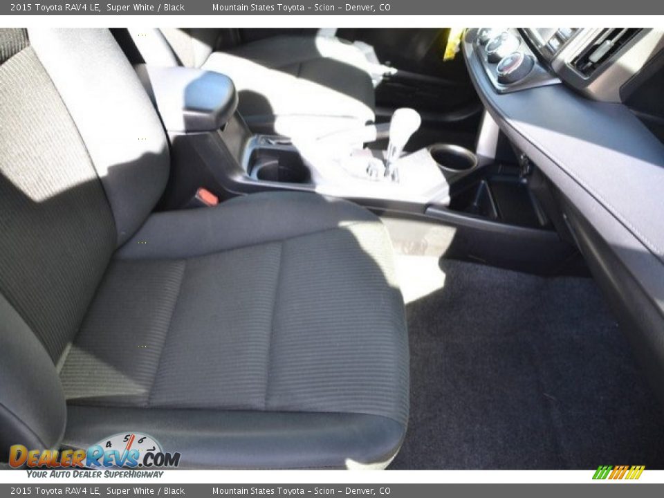 2015 Toyota RAV4 LE Super White / Black Photo #17