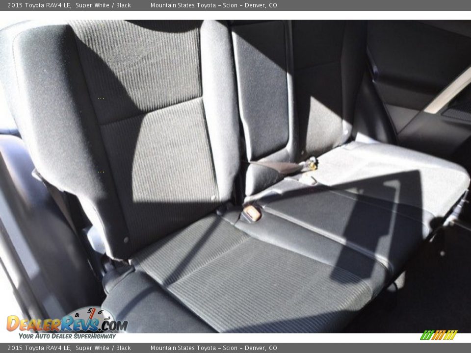 2015 Toyota RAV4 LE Super White / Black Photo #23