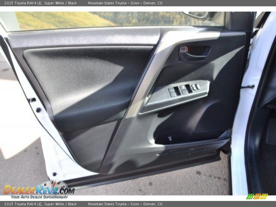 2015 Toyota RAV4 LE Super White / Black Photo #24