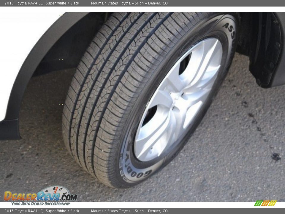 2015 Toyota RAV4 LE Super White / Black Photo #28