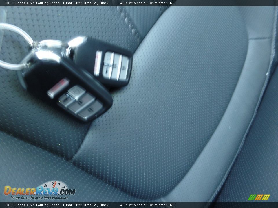 2017 Honda Civic Touring Sedan Lunar Silver Metallic / Black Photo #20