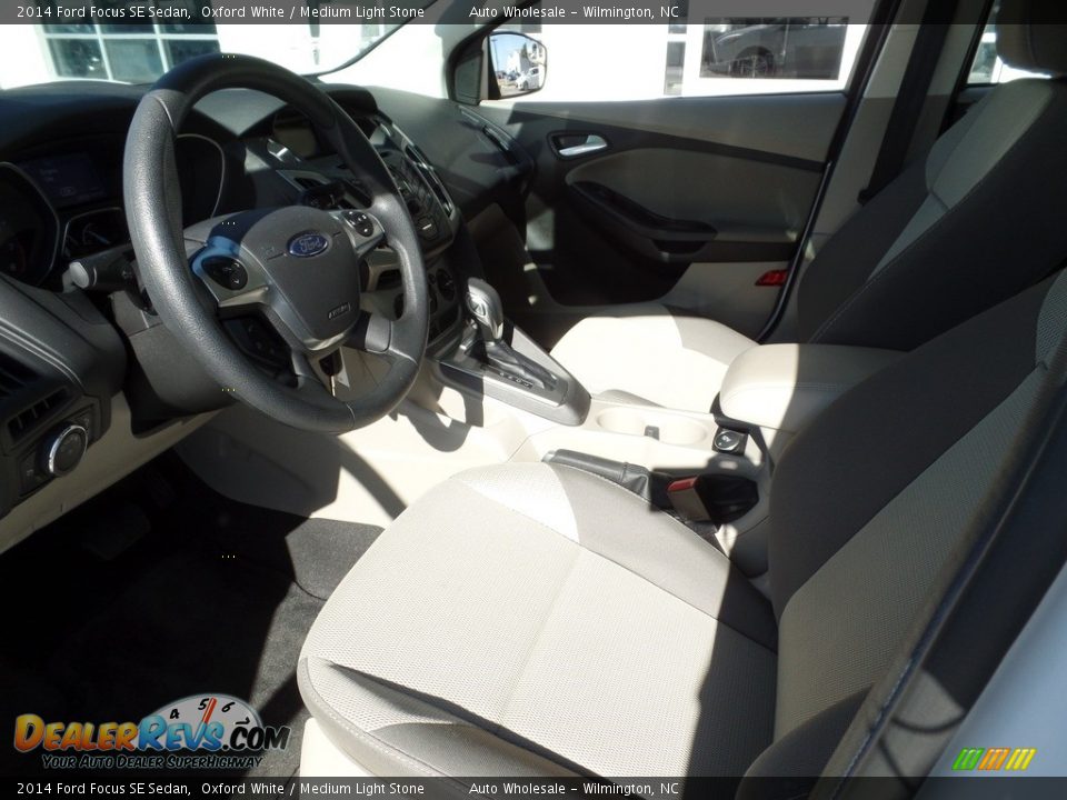 2014 Ford Focus SE Sedan Oxford White / Medium Light Stone Photo #11