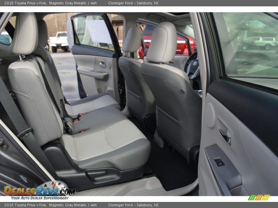 2016 Toyota Prius v Five Magnetic Gray Metallic / Ash Photo #14