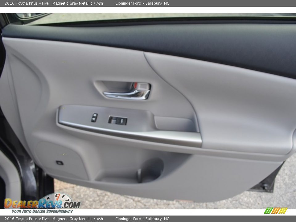 2016 Toyota Prius v Five Magnetic Gray Metallic / Ash Photo #15