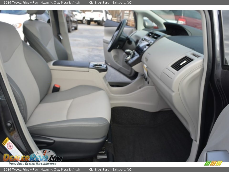 2016 Toyota Prius v Five Magnetic Gray Metallic / Ash Photo #16