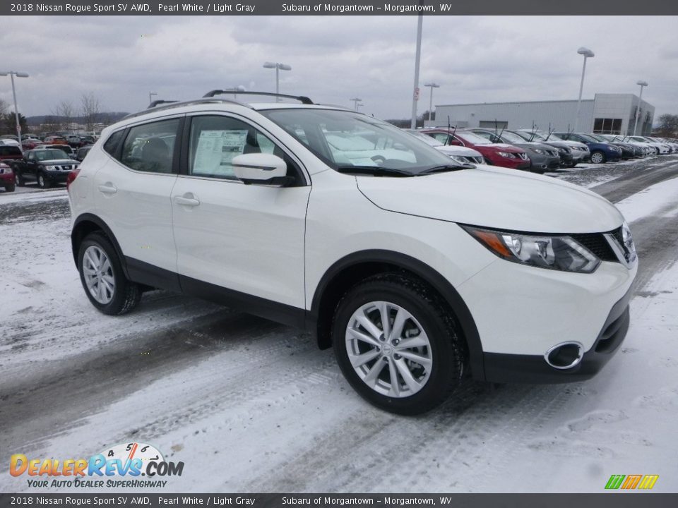 Front 3/4 View of 2018 Nissan Rogue Sport SV AWD Photo #1