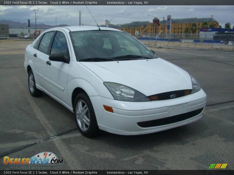 2003 Ford Focus SE 2.3 Sedan Cloud 9 White / Medium Graphite Photo #4