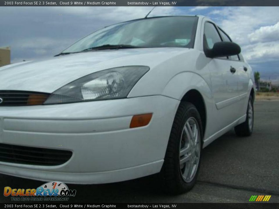 2003 Ford Focus SE 2.3 Sedan Cloud 9 White / Medium Graphite Photo #15