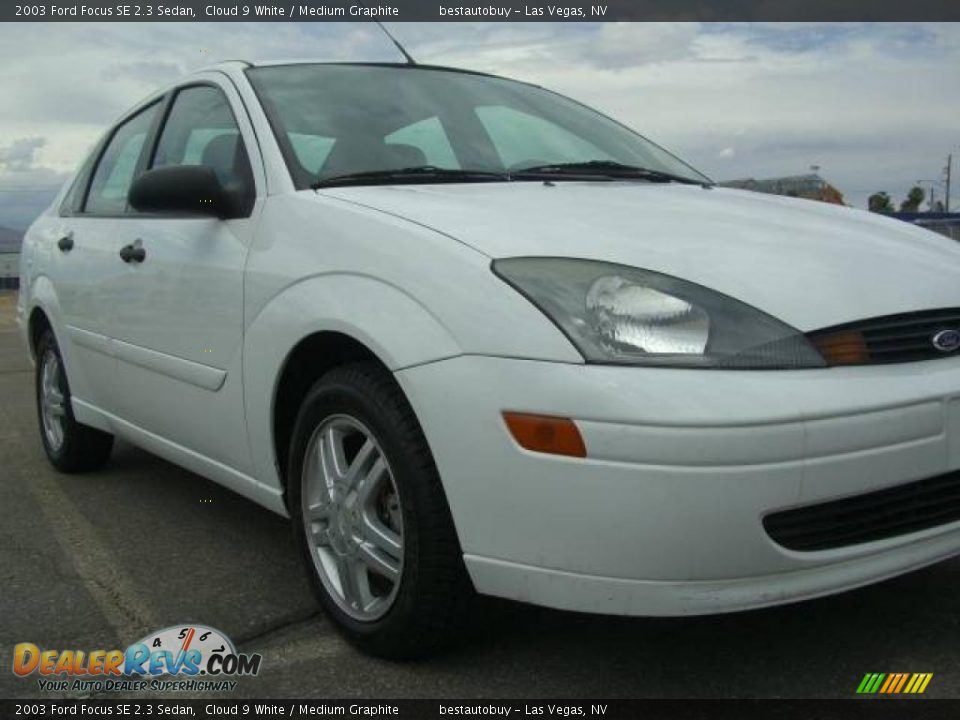 2003 Ford Focus SE 2.3 Sedan Cloud 9 White / Medium Graphite Photo #16