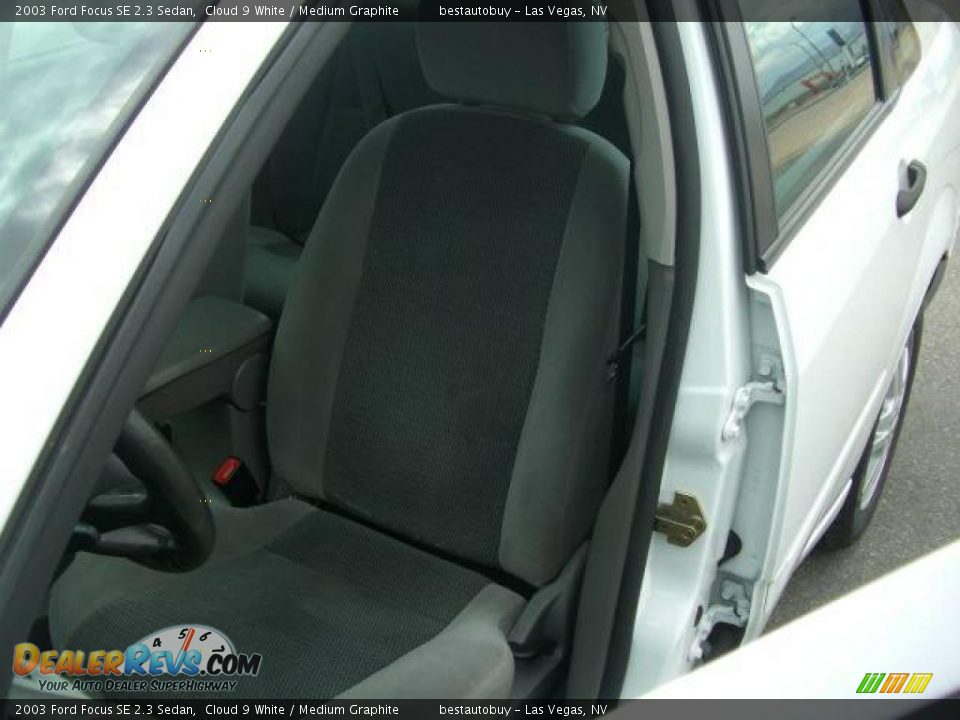 2003 Ford Focus SE 2.3 Sedan Cloud 9 White / Medium Graphite Photo #24