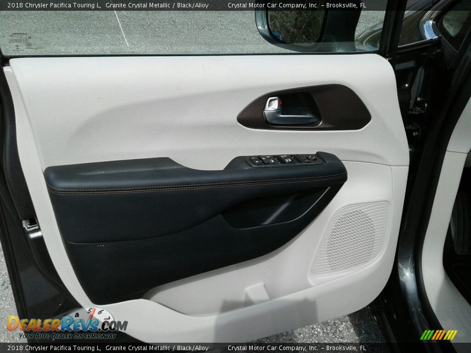 2018 Chrysler Pacifica Touring L Granite Crystal Metallic / Black/Alloy Photo #18
