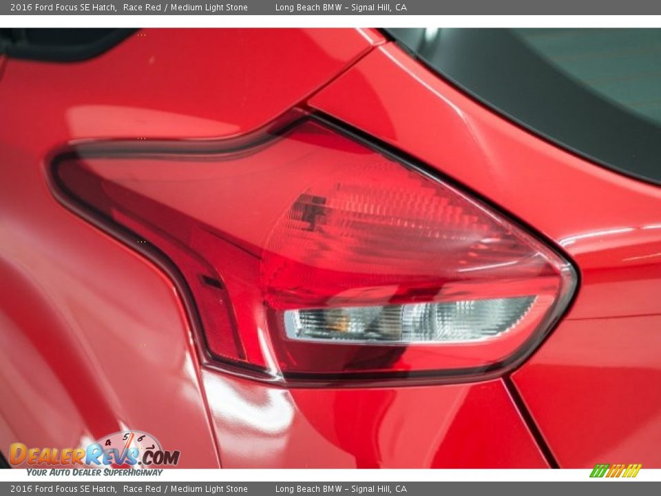 2016 Ford Focus SE Hatch Race Red / Medium Light Stone Photo #20