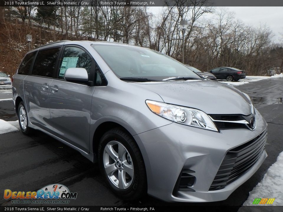 Front 3/4 View of 2018 Toyota Sienna LE Photo #1