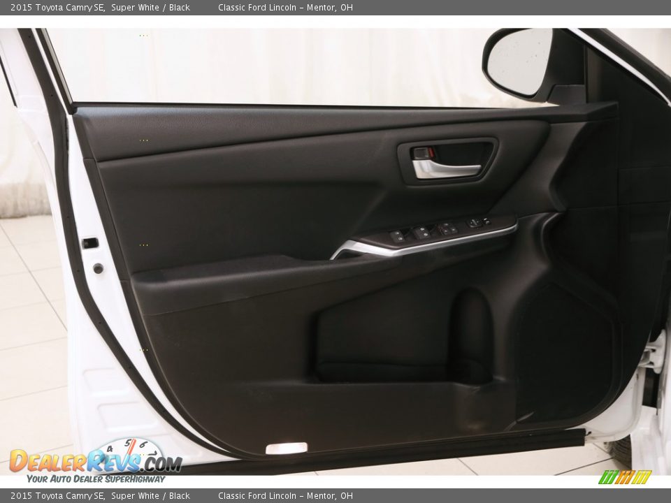 2015 Toyota Camry SE Super White / Black Photo #4