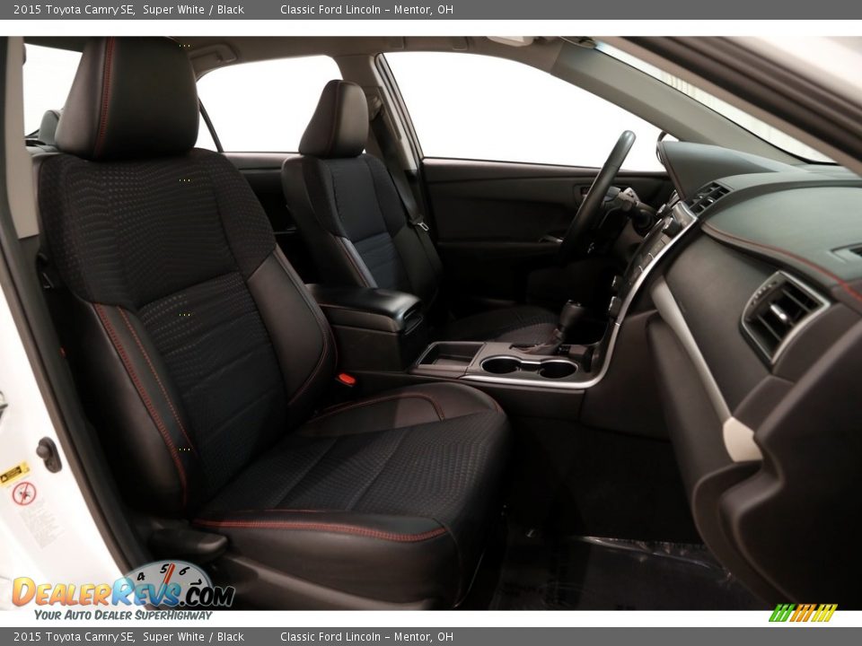2015 Toyota Camry SE Super White / Black Photo #12