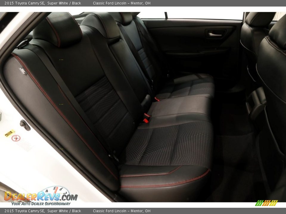 2015 Toyota Camry SE Super White / Black Photo #13