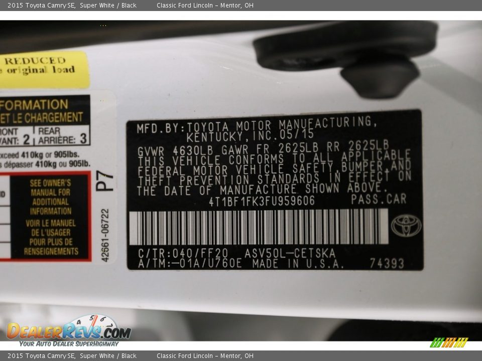 2015 Toyota Camry SE Super White / Black Photo #17