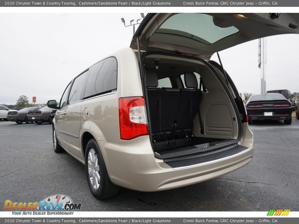 2016 Chrysler Town & Country Touring Cashmere/Sandstone Pearl / Black/Light Graystone Photo #18