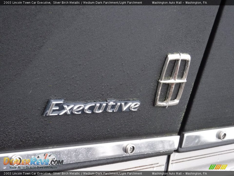 2003 Lincoln Town Car Executive Silver Birch Metallic / Medium Dark Parchment/Light Parchment Photo #4