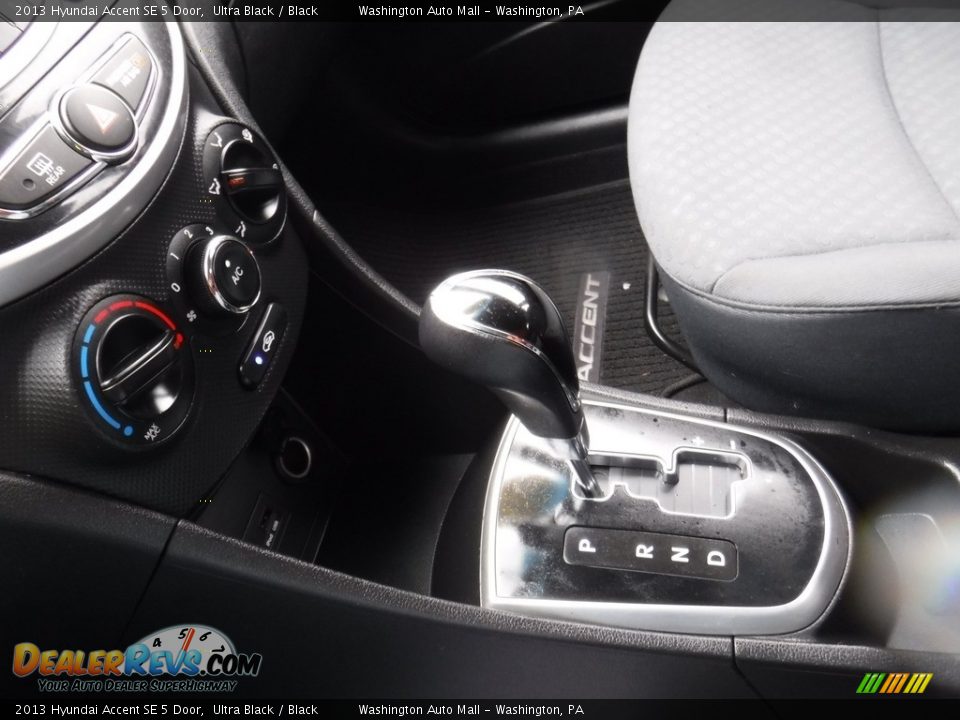 2013 Hyundai Accent SE 5 Door Ultra Black / Black Photo #14
