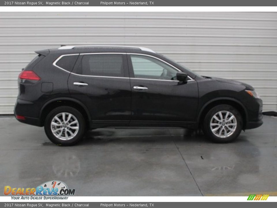 2017 Nissan Rogue SV Magnetic Black / Charcoal Photo #10